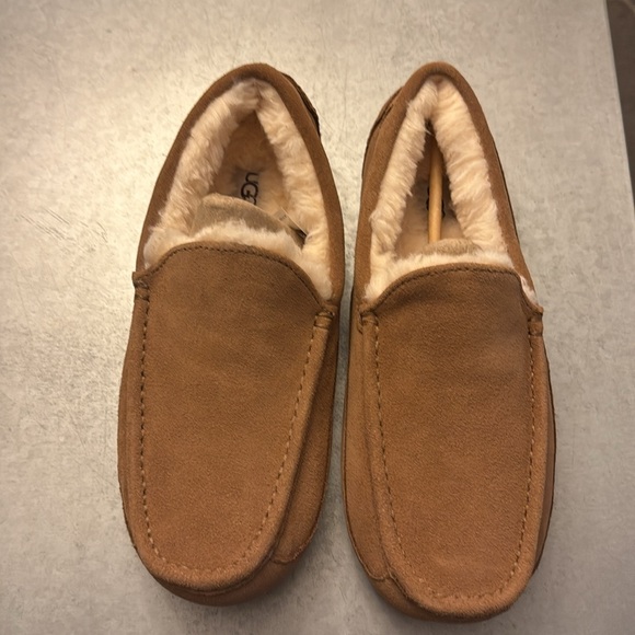 Cozy Brown Suede Moccasin Slippers Never Worn. Mens size 9. With Original Box - Picture 3 of 6